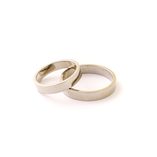 Alianzas cintas montadas oro blanco